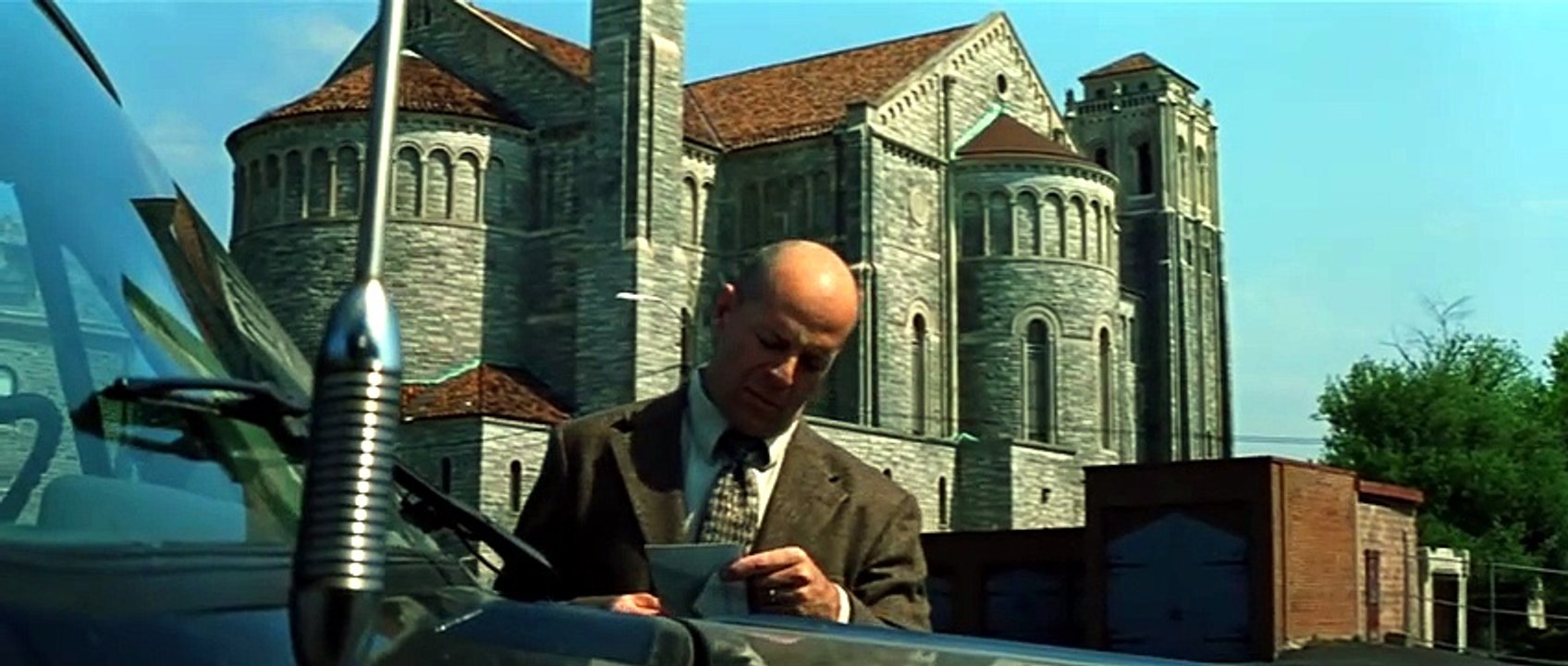 Unbreakable (2000) Hindi Dubbed