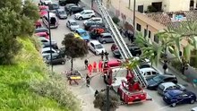 Cagliari, spettacolare salvataggio dei vigili del fuoco