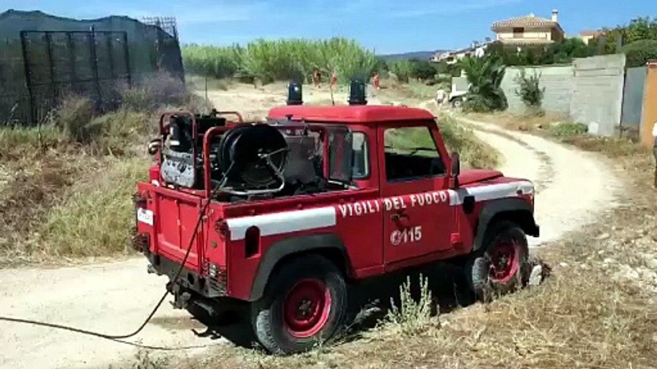 Selargius, in fiamme un deposito di materiali edili