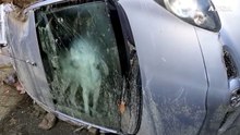 Ischia, il cane intrappolato nell'auto dei padroni dispersi