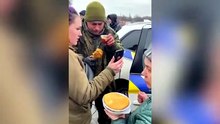 Le lacrime del soldato russo, aiutato e rifocillato dagli ucraini