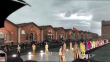 La grandine colpisce la sfilata all’aperto, ma la passerella di D&G non si interrompe