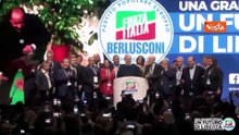 L'inno di Forza Italia chiude la tre giorni a Paestum, tutti i big del partito sul palco