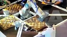 Un robot ha rotto un dito a un bimbo durante una partita a scacchi