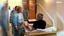 Ursula von der Leyen fa visita ai soldati feriti in un ospedale di Kiev