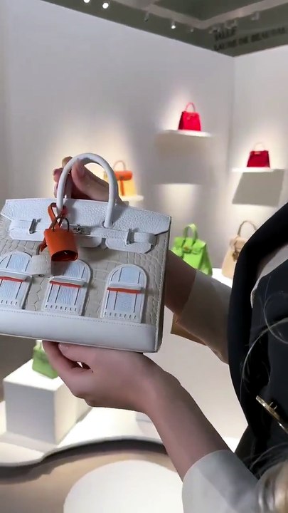 Maria Carolina Bourbon des Deux-Siciles, nouvelle compagne de  Jordan Bardella, partage sa passion pour les sacs à main