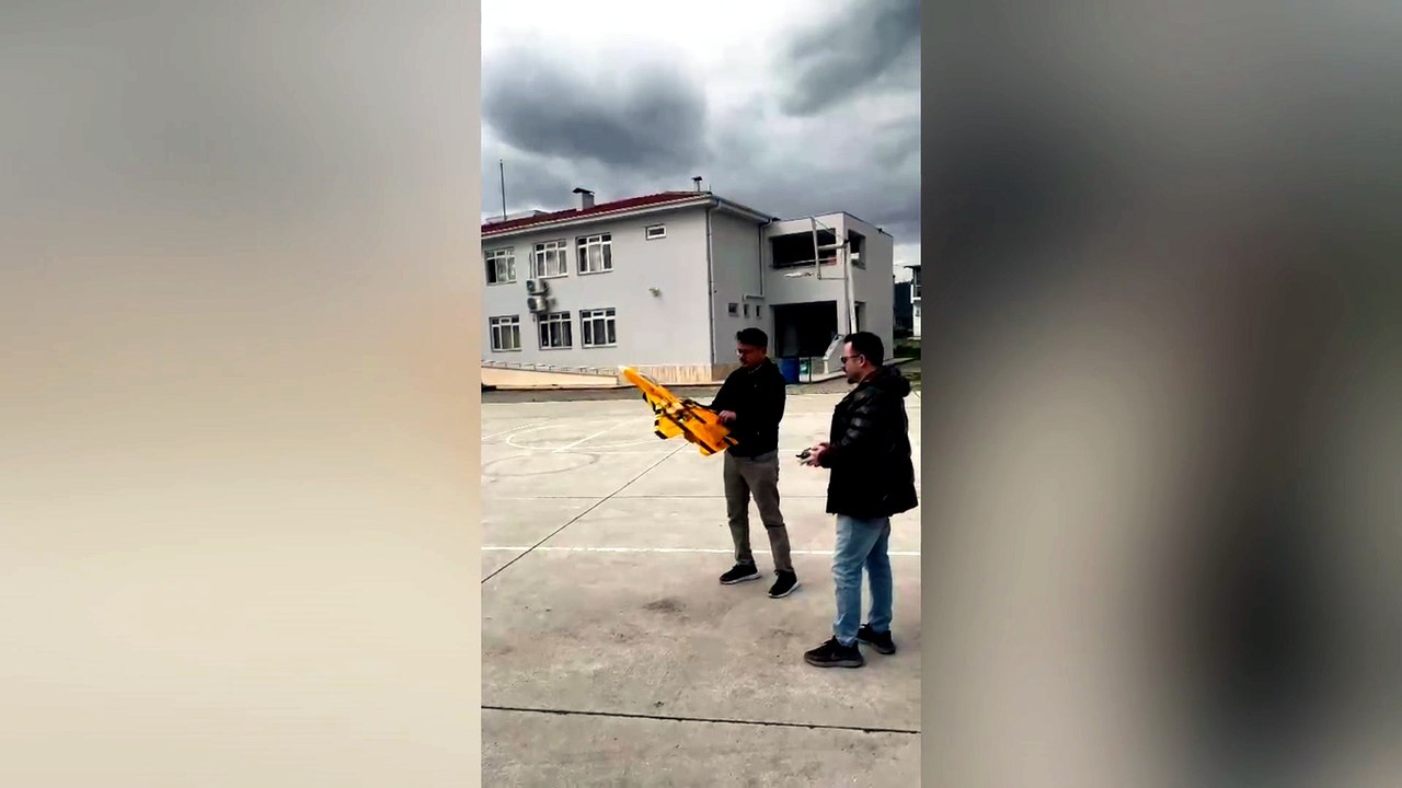 MUĞLA’DA ORTAOKUL ÖĞRENCİLERİ KENDİ UÇAKLARINI UÇURDULAR!  O GÖRÜNTÜLER BİNLERCE BEĞENİ ALDI