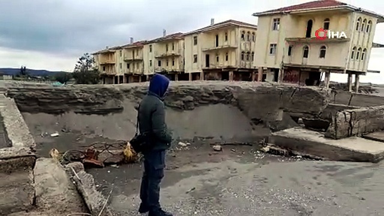 Deniz 100 metre içeri girdi, villalar çöktü