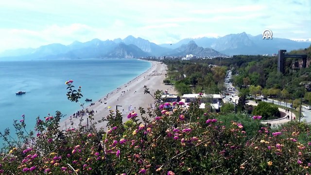 Antalya’da yarım saatte mevsim değişiyor: Tahtalı Dağı’nda kar, sahilde deniz keyfi