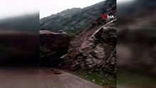Yamaçtan kopan dev kaya yolu kapattı; sürücüler mahsur kaldı