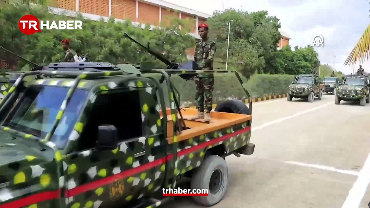 Somali Cumhurbaşkanı hayranlıkla izledi: Somali Ordusunun askeri geçit töreninde F-16 rüzgarı!