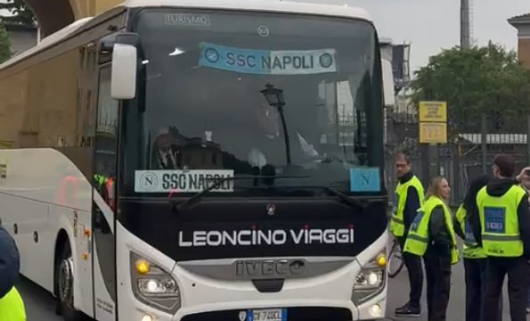 Il bus del Napoli lascia il Tardini di Parma, gli azzurri fanno ritorno in città