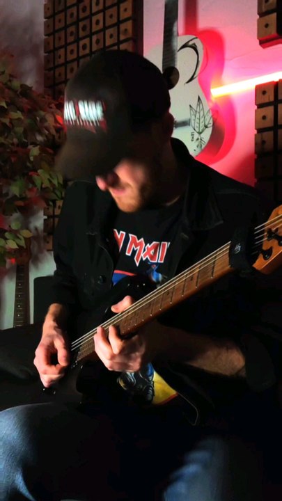 Tu veux faire un solo rapidement ?Apprends ce passage de 2 minutes to midnight de Iron Maiden 🤘🏻Accessible et super efficace pour bosser le feeling bends et vibratos 👌🏻Et toi c'est quoi ton solo préféré ? Dis moi en commentaire 👇🏻