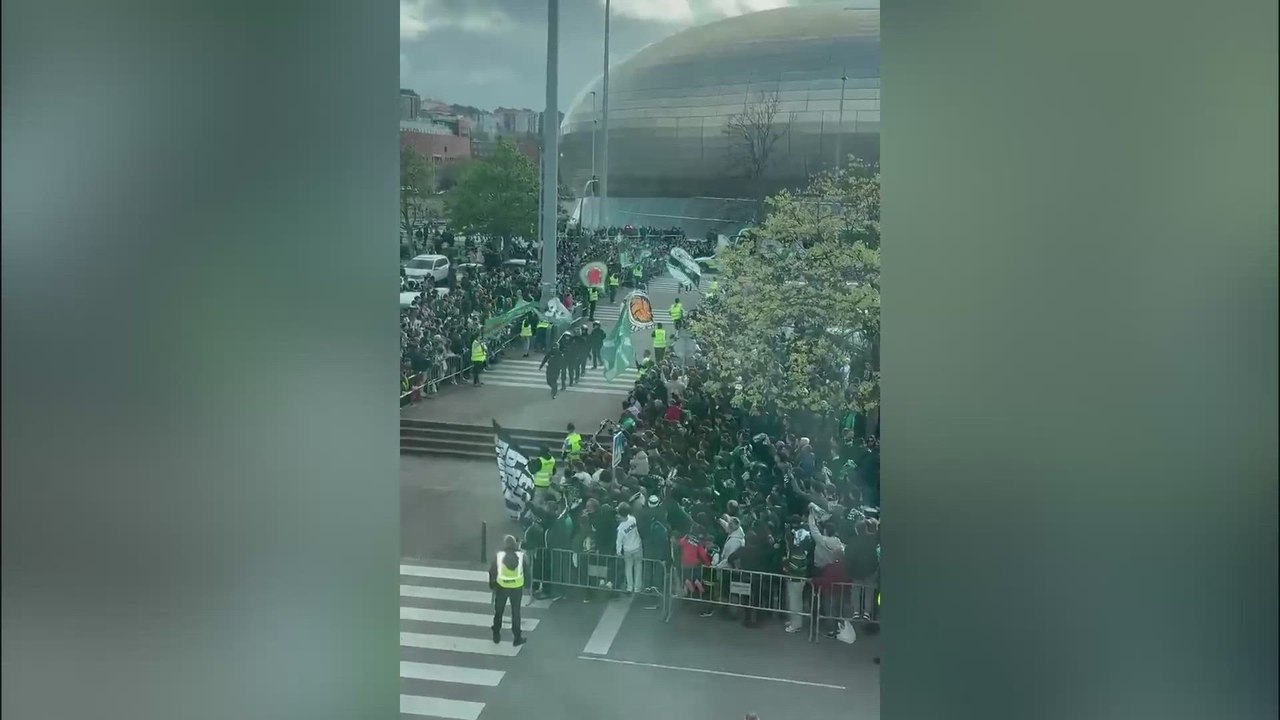 Recibimiento espectacular al Racing de Sanatander antes del partido contra el Almeria: pelos de punta