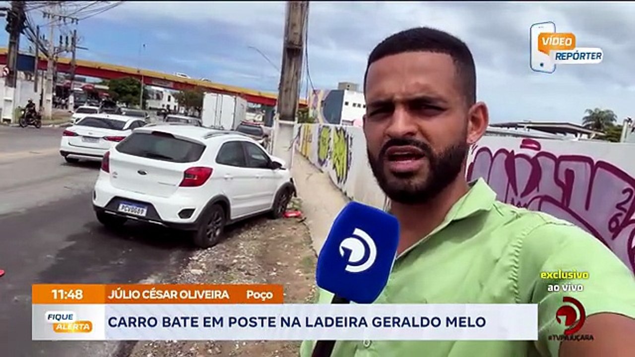 Acidente entre carro e poste é registrado ao vivo no programa Fique Alerta