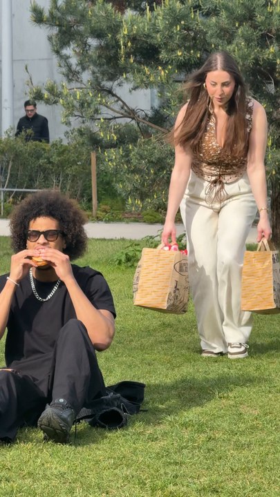 Je surprends un inconnu avec un picnic