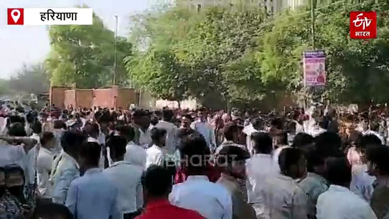 नोएडा और गुरुग्राम के बाद फरीदाबाद में वेतन को लेकर कर्मचारियों का हल्ला बोल, सड़क पर उतरे हजारों कर्मचारी