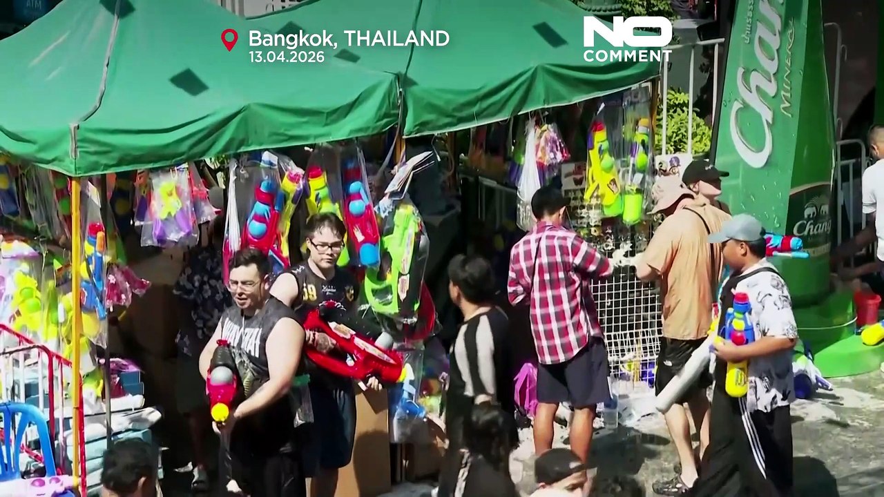 Thailand feiert songkran-neujahr mit wasserschlachten und reiseboom