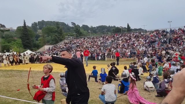 Il demande sa copine en mariage devant 10.000 spectateurs à la fête des Templiers de Biot