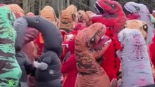 Bizarrer Rekord: Hunderte Menschen versammeln sich in Dino-Kostümen