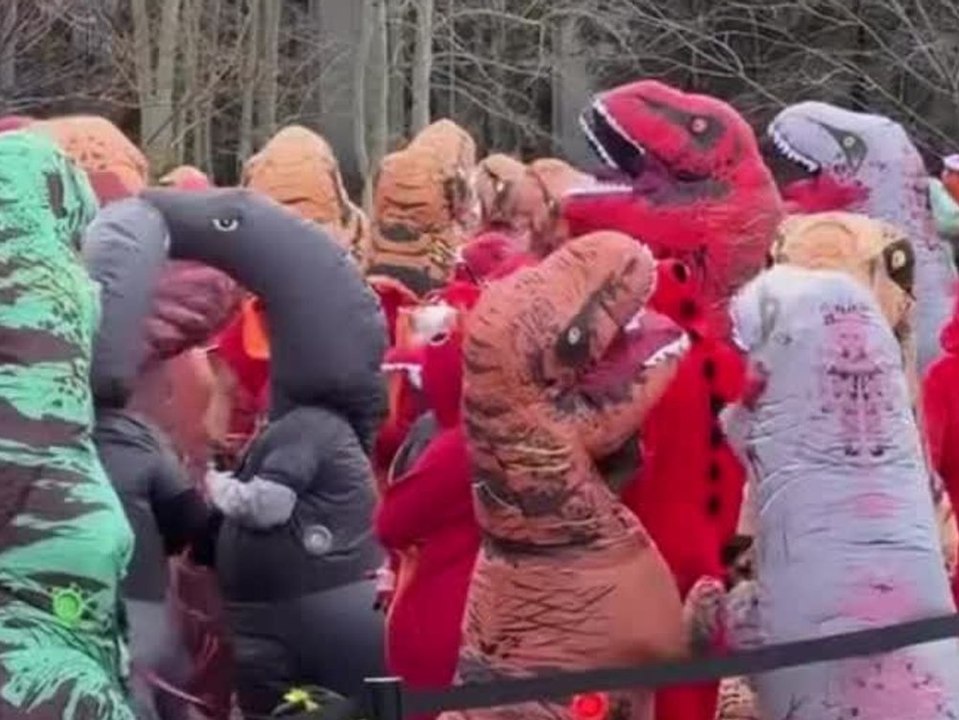 Bizarrer Rekord: Hunderte Menschen versammeln sich in Dino-Kostümen