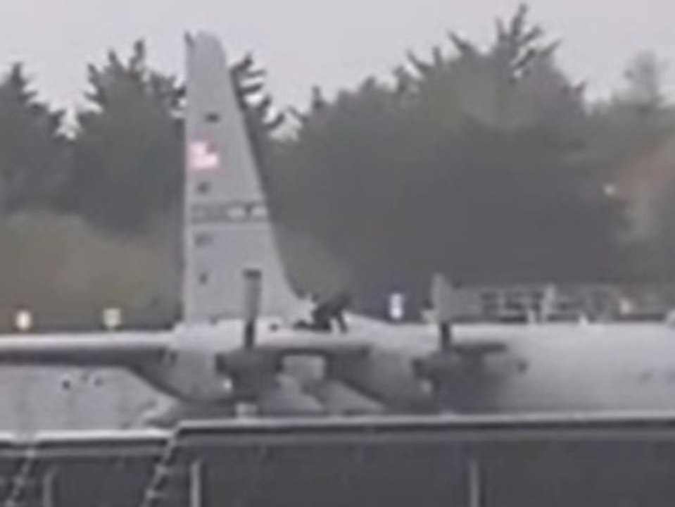 Mann randaliert mit axt auf militärflugzeug