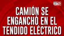 Insólito: camión enganchó en el tendido eléctrico y arrasó con varios motociclistas
