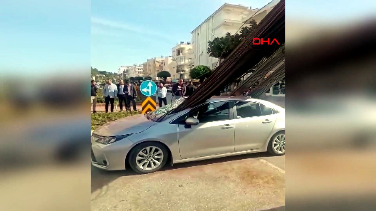 Ölümden kıl payı kurtuldu: Kamyondan düşen inşaat demirleri otomobile saplandı!