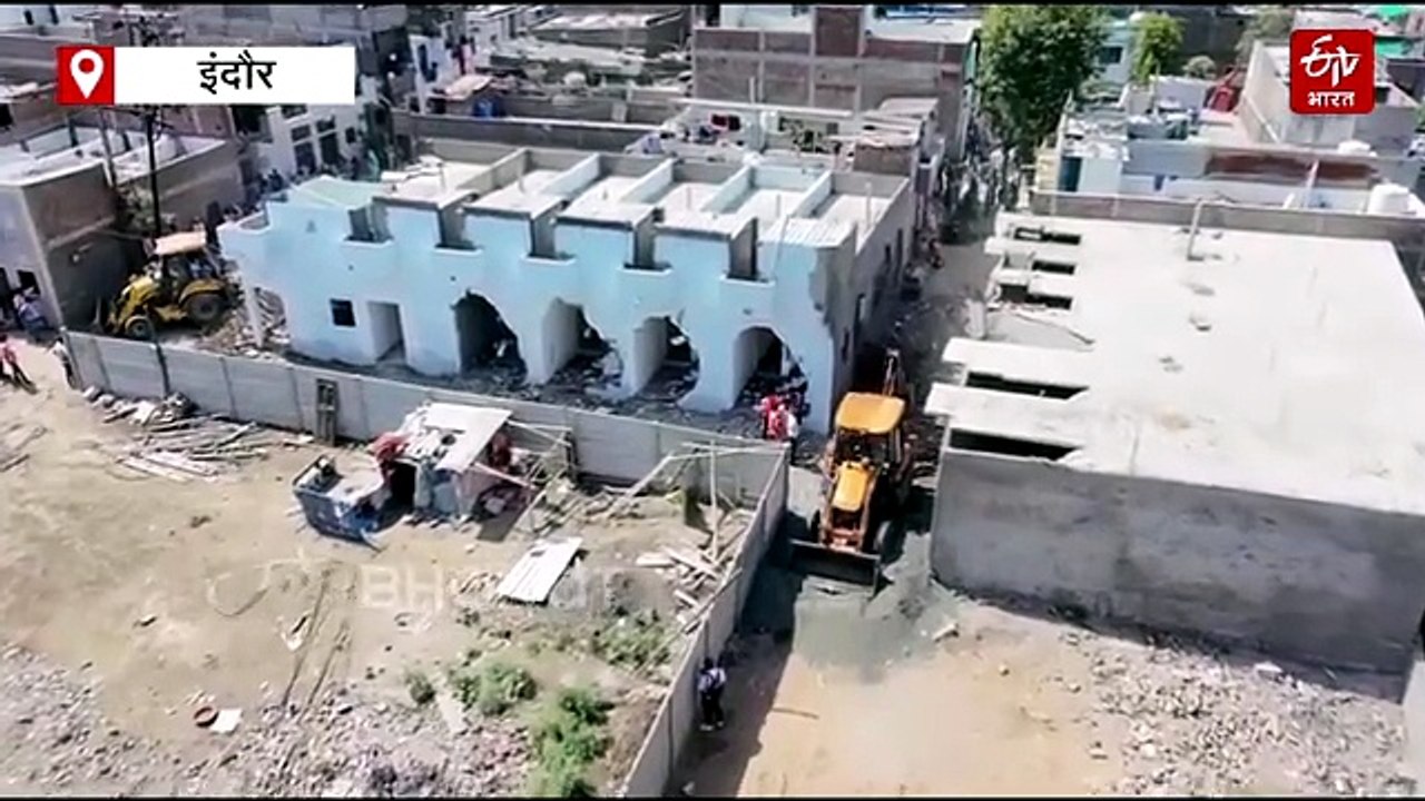 अवैध कॉलोनी पर निगम का बुलडोजर, रात के अंधेरे में बनाए जा रहे रो हाउस ध्वस्त