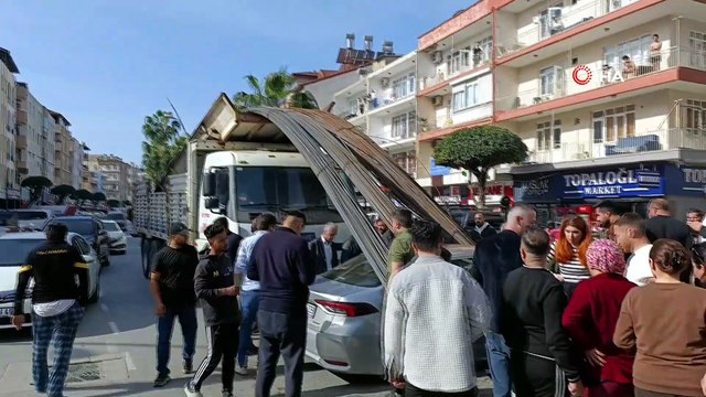 Kamyonun Üzerindeki İnşaat Demirleri Seyir Halindeki Otomobile 'Ok' Gibi Saplandı!
