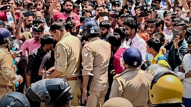 Noida Workers Protest: नोएडा में युवा कर्मचारी प्रोटेस्ट क्यों कर रहे? जानें इसके पीछे की वजह