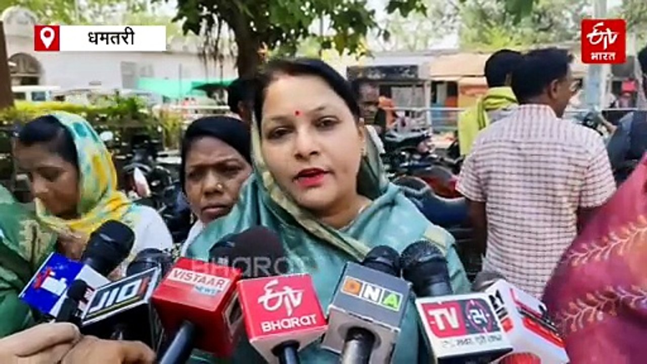 छत्तीसगढ़ आंगनबाड़ी कार्यकर्ताओं के साड़ी वितरण में गड़बड़ी , धमतरी में महिला कांग्रेस का उग्र प्रदर्शन