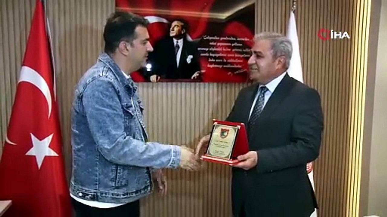 İnsanlık ölmemiş dedirten hareket: İzmir’de örnek davranış! Yolunu kaybeden yaşlı kadına taksici siper oldu