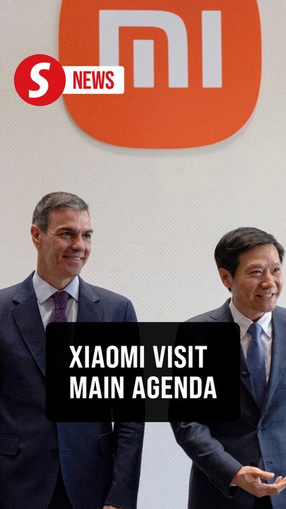 Smart cars, phones and glasses: Spain's PM Sanchez tours Xiaomi HQ