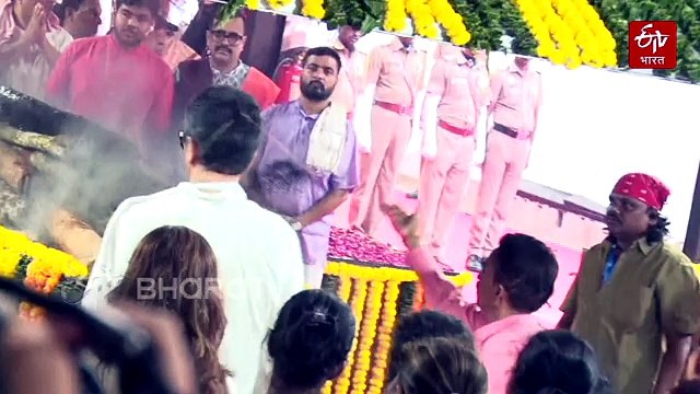 संगीत विश्वातील अविस्मरणीय युगाचा अंत, महान गायिका आशा भोसले यांच्यावर शासकीय इतमामात अंत्यसंस्कार