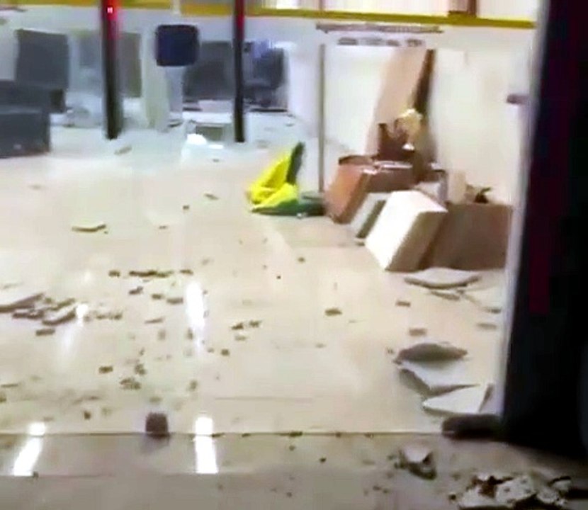 Adolescente é detido após destruir agência bancária e fraturar mão de policial