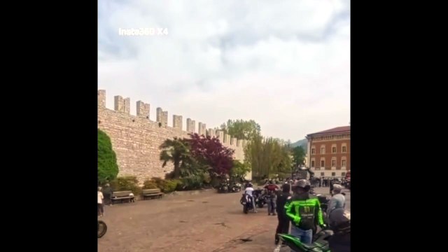 Folle impennata in piazza durante la benedizione delle moto in piazza Fiera: ferita una donna