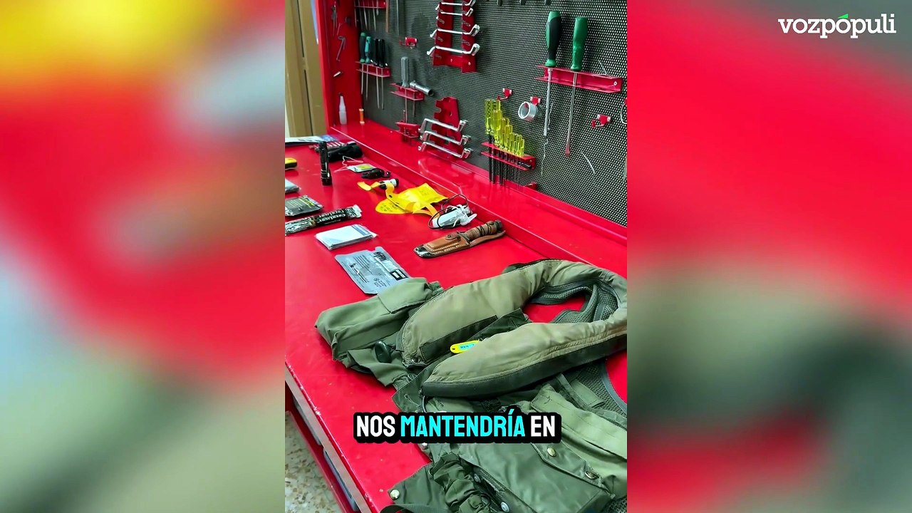 Esto es lo que lleva un piloto de caza cuando salta al vacío: el chaleco del Ejército del Aire al descubierto