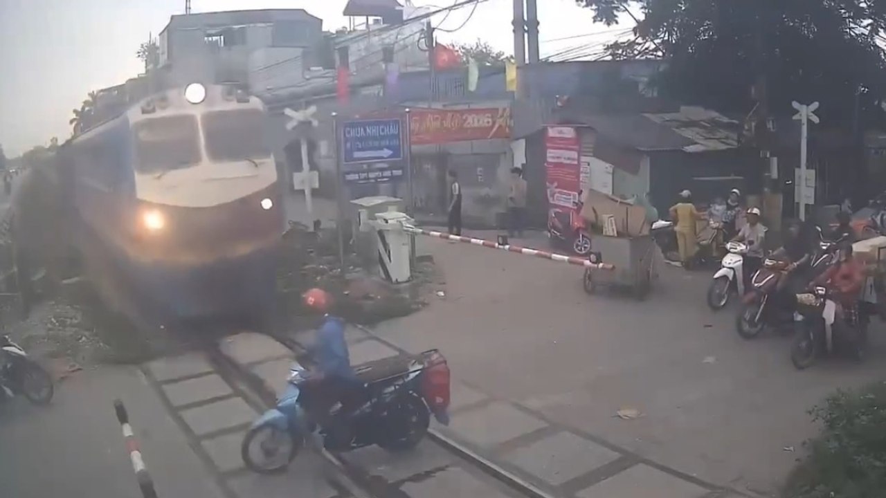 Chi è più veloce: il motociclista che ignora la barriera di sicurezza o il treno che sta arrivando?
