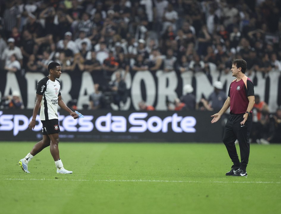 Il vizio di mostrare gli attributi in Brasile: rosso per André in Corinthians-Palmeiras