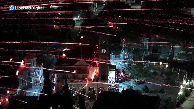 La isla griega de Quíos celebra la Pascua ortodoxa con su tradicional guerra de cohetes