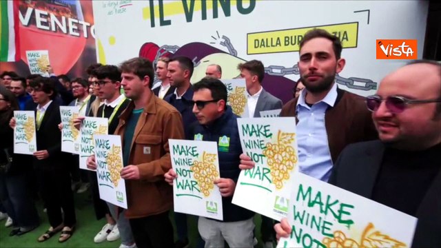 Commissario Ue all'Agricoltura Hansen indossa spilla Make wine, not war di Coldiretti al Vinitaly