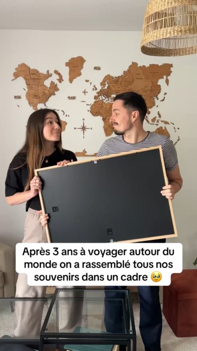 Cartes postales, billets d’avion, monnaie… on a tout rassembler dans ce cadre qui nous rappelle trop de souvenirs 🥹😍Abonne-toi à @lisantoinevoyages pour plus d’inspiration voyage 🌏