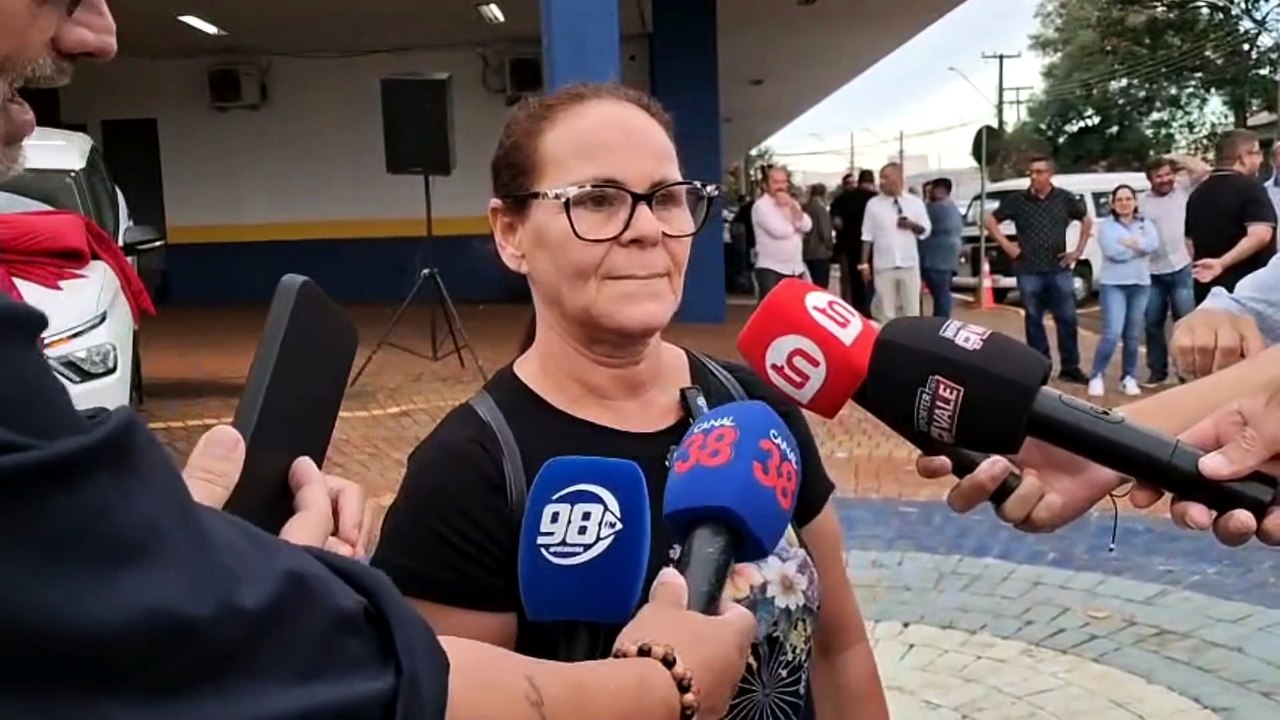 Ganhadora recebe carro da Campanha IPTU Bom Pagador de Apucarana