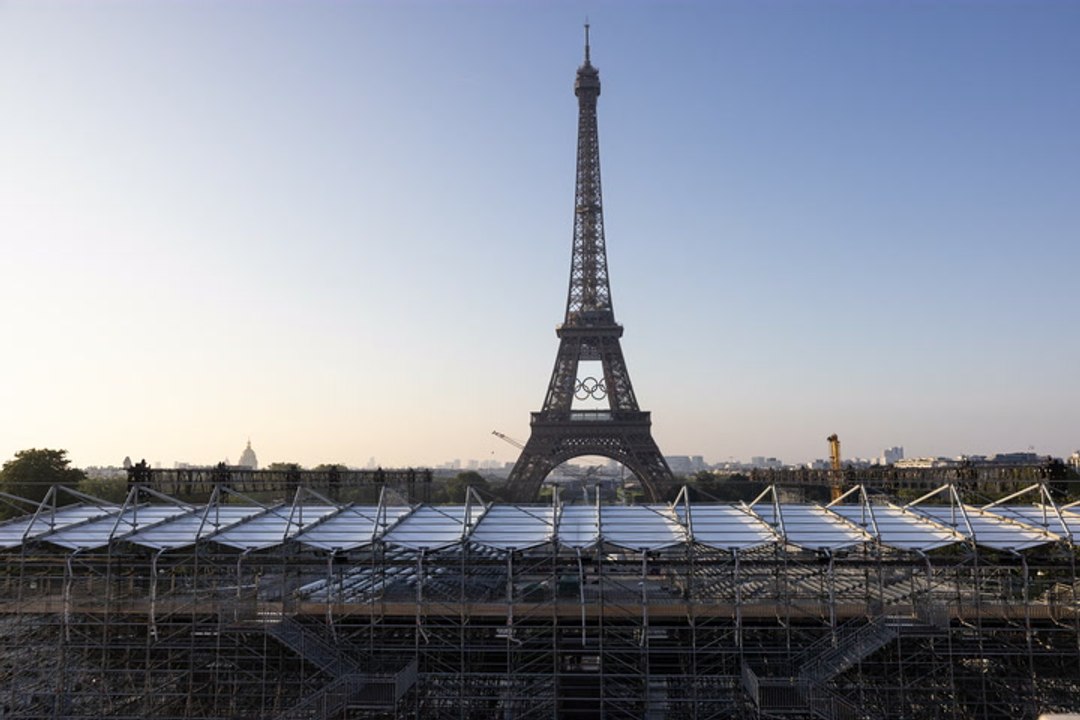 Juegos Olímpicos 2024: los anillos olímpicos ya lucen en la Torre Eiffel