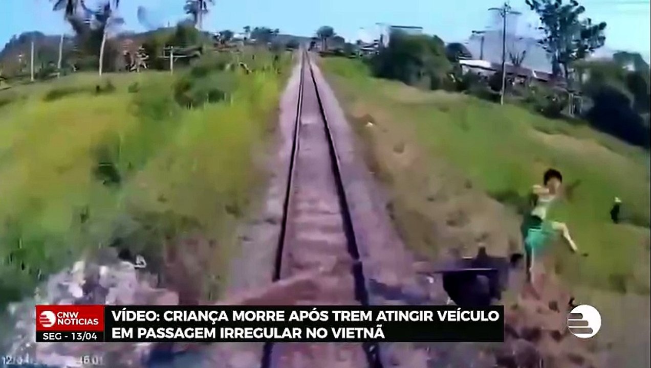 Colisão deixou dois feridos e ocorreu durante travessia em ponto sem autorização ferroviária