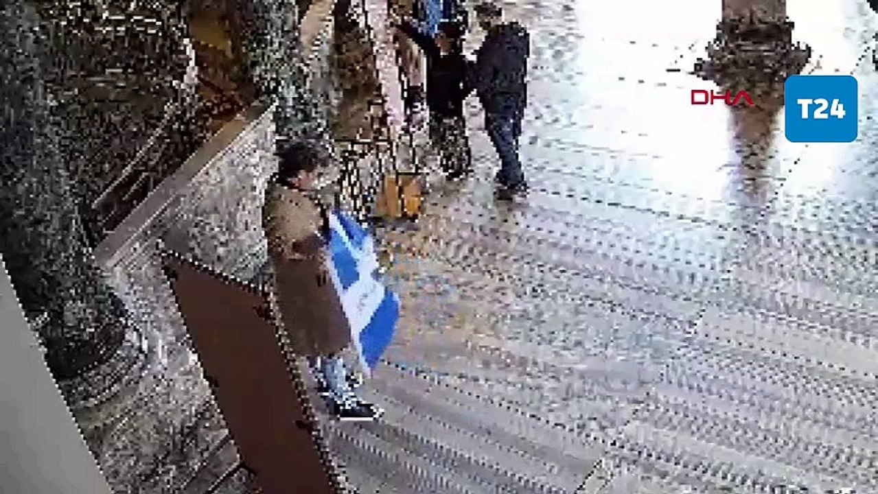 Ayasofya Camii'nde 'Ya Ortodoks ol ya da öl' yazılı Bizans bayrağı taşıyan 2 şüpheli tutuklandı