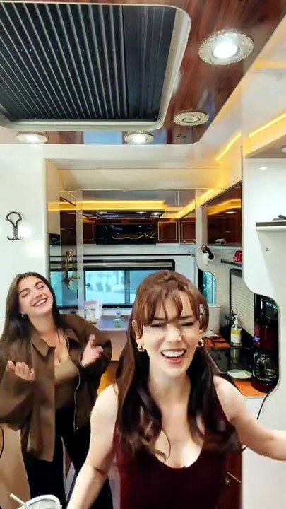 Oyuncu Seray Kaya, Kürtçe şarkıya eşlik ettiği için linç edildi!