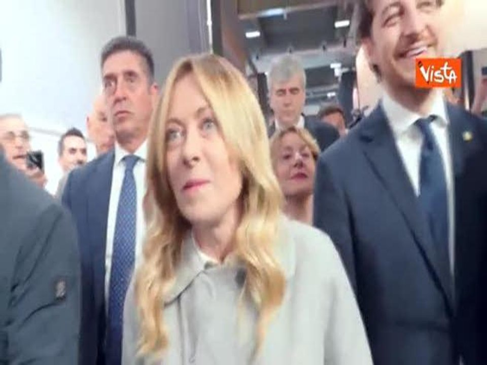 "Ma che stai a fa?", Meloni scherza con un fan e gli prende telefono per scattare selfie al Vinitaly