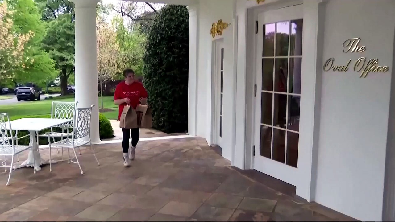 Trump wirbt mit mcdonald's-auftritt im oval office für neue trinkgeld-steuererleichterung